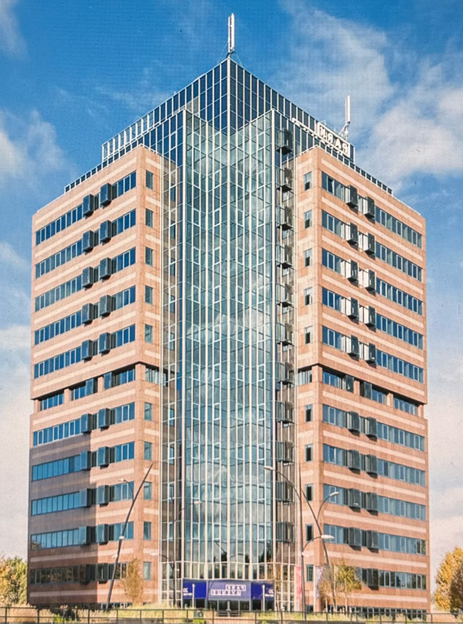Edelwonen in Maarssen: hoog gebouw met bakstenen gevels en een glazen middendeel.