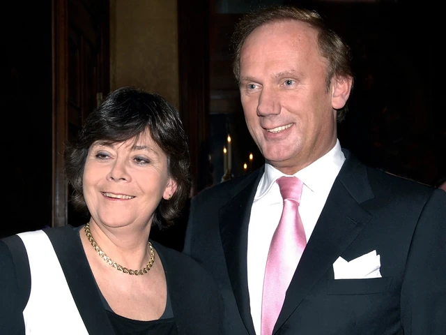 Twee gasten poseren naast elkaar tegen een donkere achtergrond.
